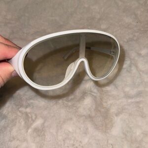 White aviator sunglasses with gradient lense